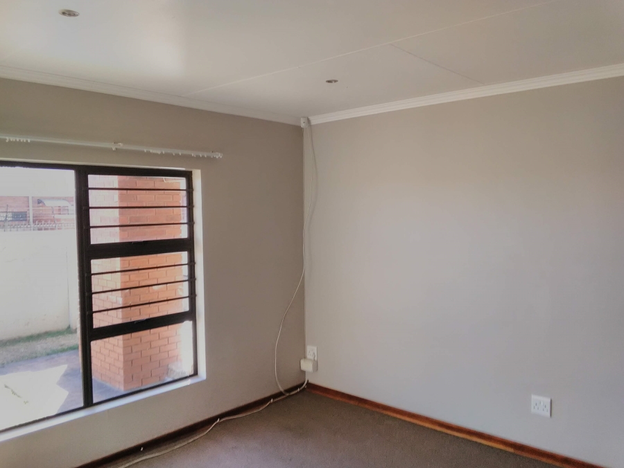 To Let 3 Bedroom Property for Rent in Hillside Free State